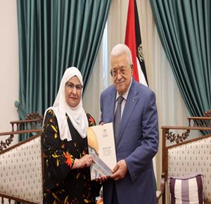 الرئيس محمود عباس، يتسلم التقرير السنوي لديوان الرقابة الادارية والمالية لعام 2024،خلال استقباله رئيسة ديوان الرقابة الإدارية والمالية أمل فرج